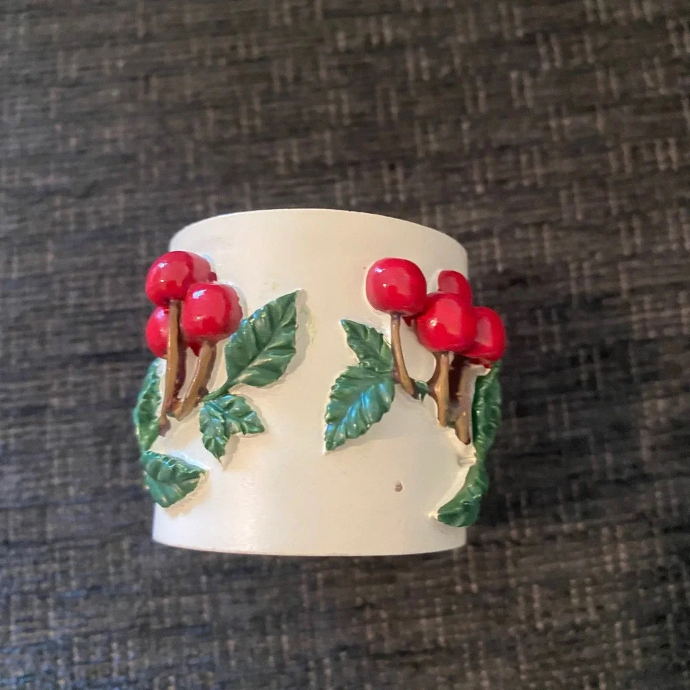 Unbranded Napkin Rings Set of 4 White Red Green Excellent Christmas‎ Berries
